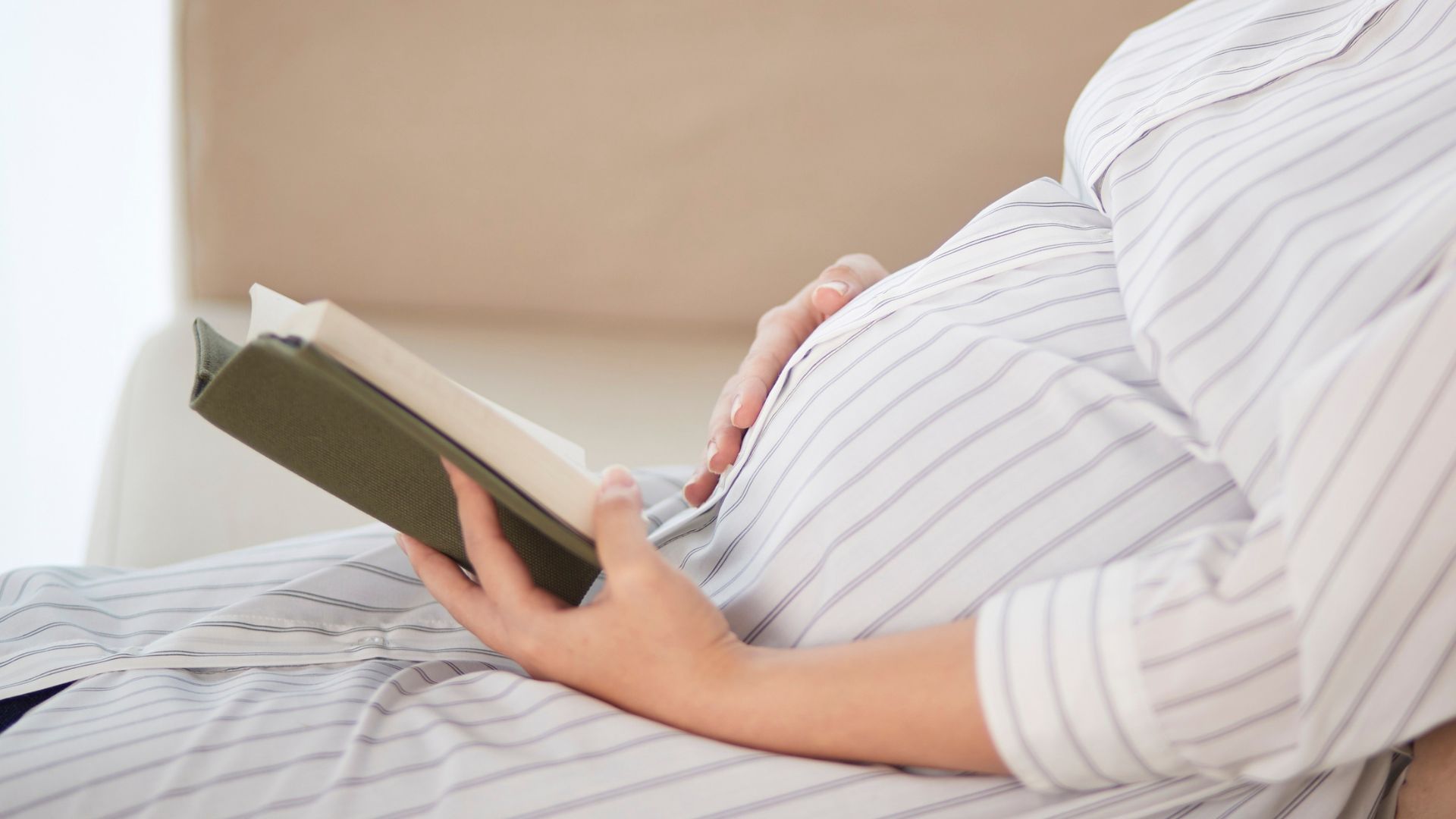 Top cărți pentru mame: ghiduri utile pentru sarcină și după naștere