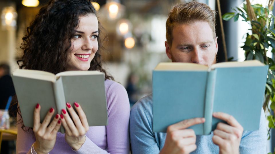 Top 10 cărți despre relații de cuplu care îți pot îmbunătăți relația